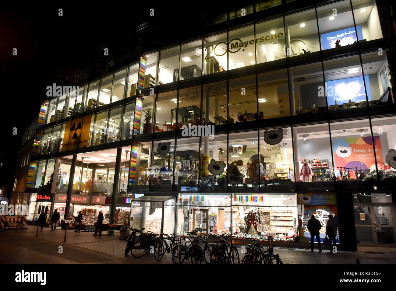 Geschäfte und Büros bei Nacht beleuchtet in Aachen Deutschland Europa Stockfoto