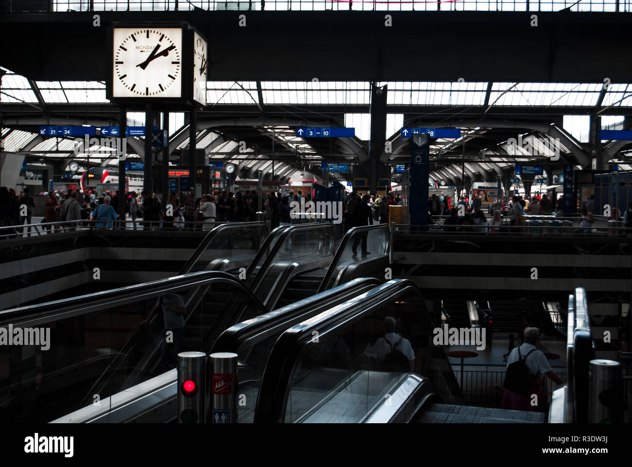 Blick über einen überfüllten Bahnhof in Zürich, Schweiz Stockfoto