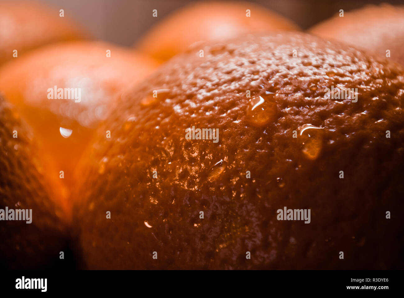 Nahaufnahme von frischen saftigen Orangen mit Wassertröpfchen auf ihnen Stockfoto