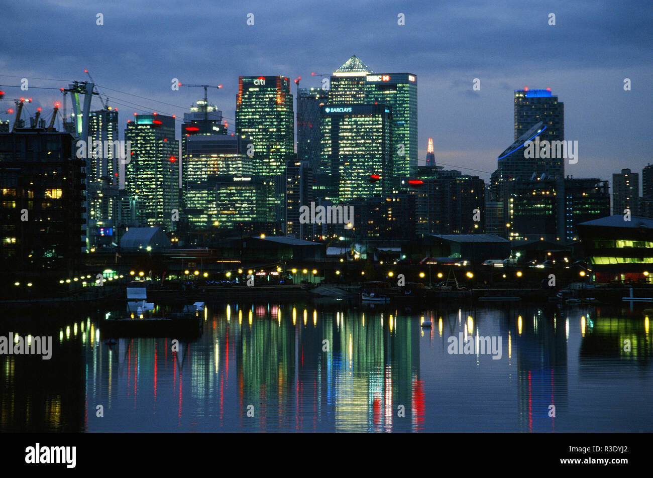 Gebäude in Canary Wharf am frühen Abend, in Royal Victoria Dock, Silvertown, East London UK wider Stockfoto