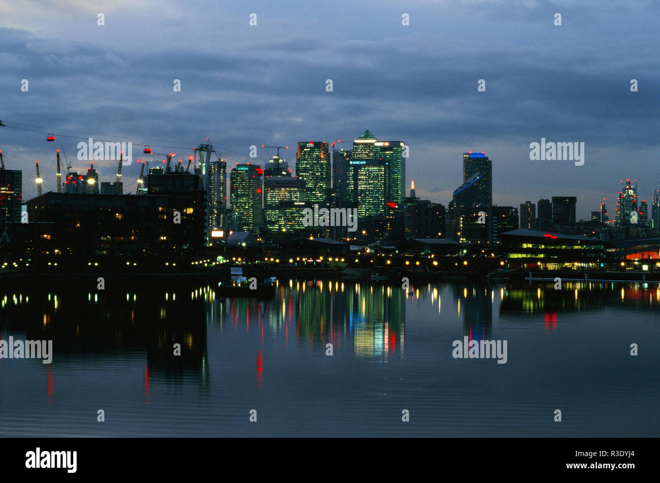 Canary Wharf auf der Isle of Dogs in der Dämmerung, von Royal Victoria Dock, East London, Großbritannien Stockfoto