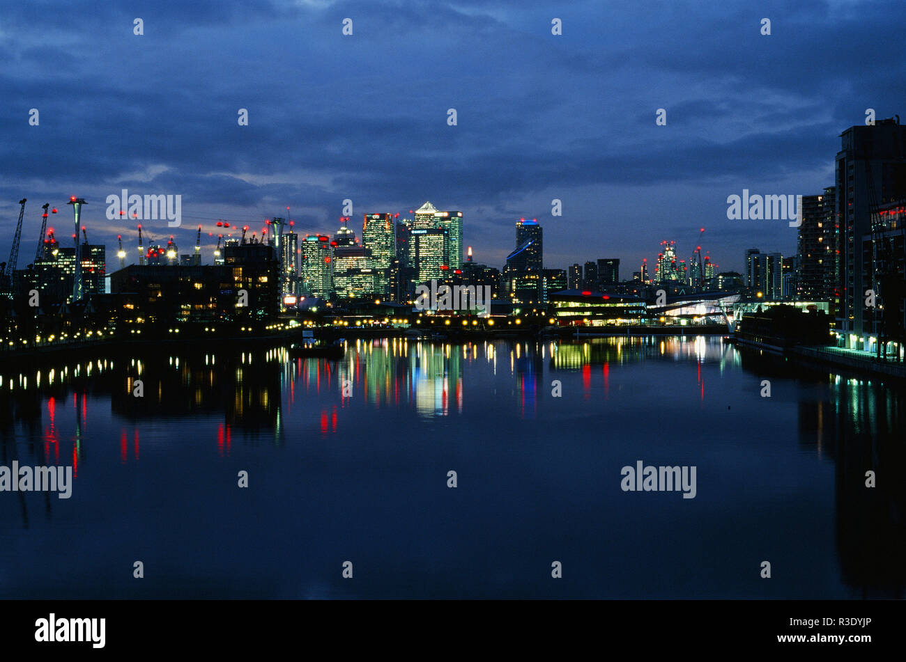 Canary Wharf London Docklands in der Nacht, von Royal Victoria Dock Stockfoto