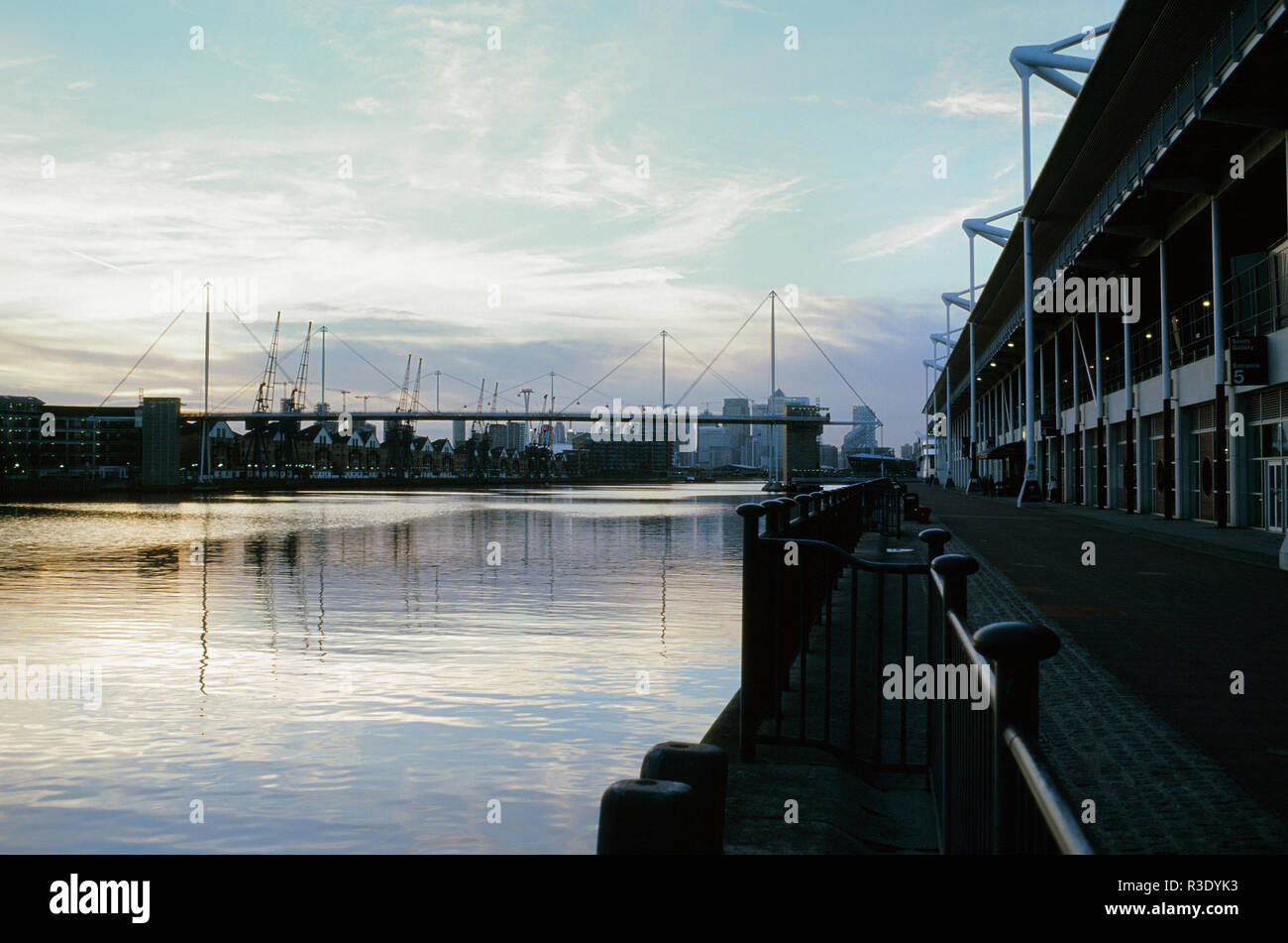 Royal Victoria Dock Bridge in der Dämmerung, in Richtung Canary Wharf suchen, aus der Excel Arena Stockfoto