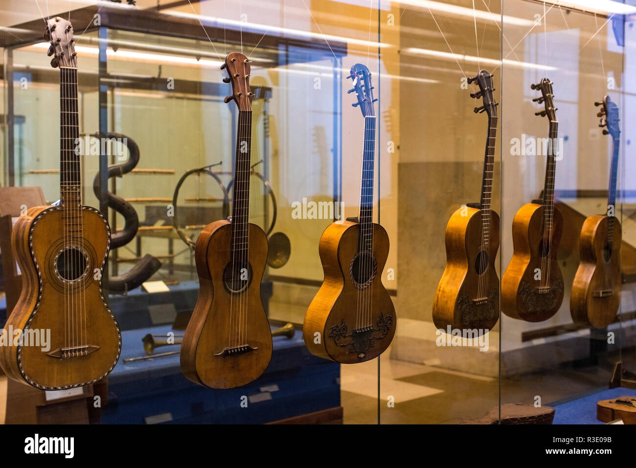 Mailand, Italien - 6. JUNI 2018: Ausstellung von Musikinstrumenten von Mailand ist in das Schloss Sforza Museum ausgestellt. Stockfoto