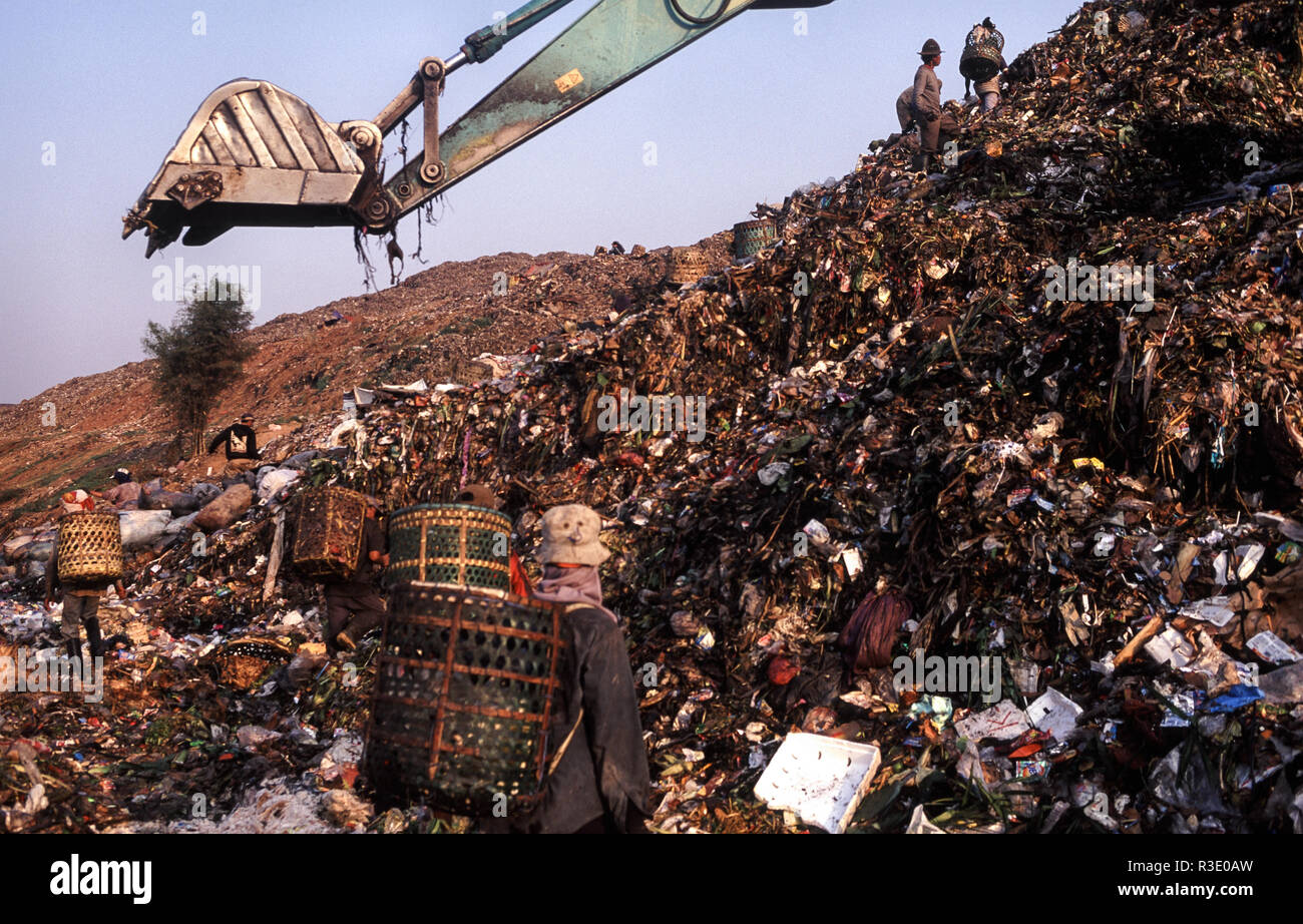 11.08.2009, Jakarta, Java, Indonesien, Asien - Indonesische Müllmänner sind auf der Suche nach verwertbaren Materialien am Bantar Gebang Deponie. Stockfoto