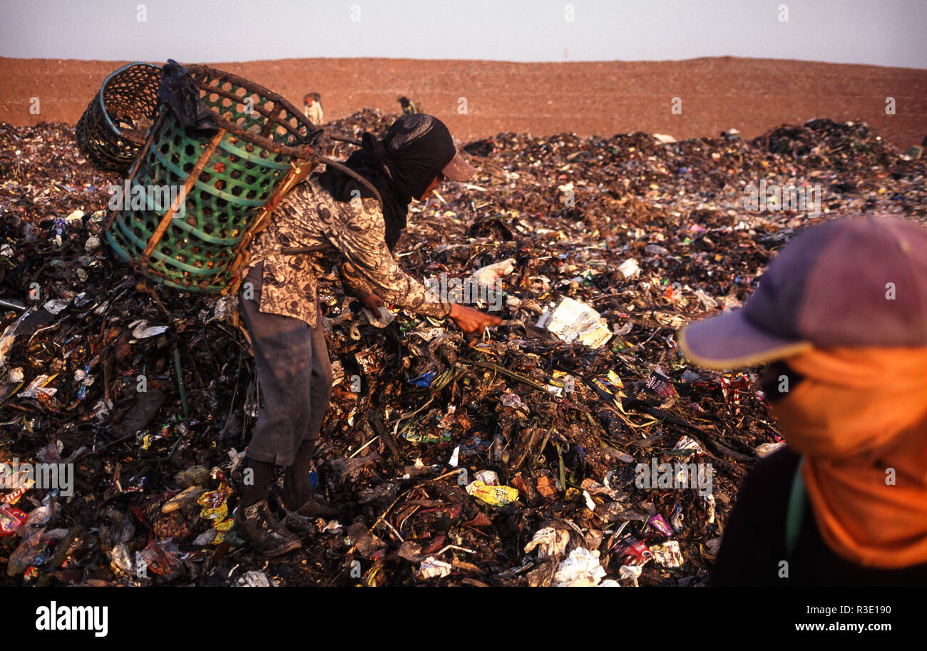 11.08.2009, Jakarta, Java, Indonesien, Asien - Indonesische Müllmänner sind auf der Suche nach verwertbaren Materialien am Bantar Gebang Deponie. Stockfoto