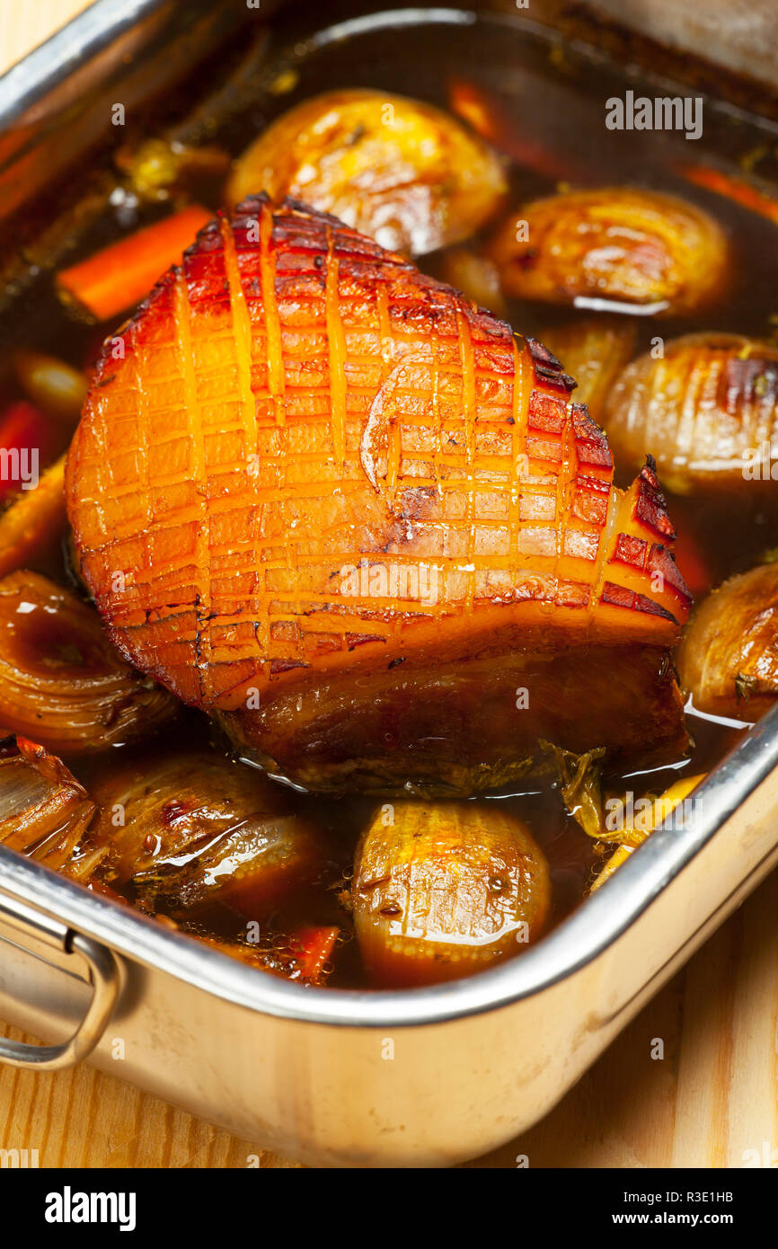 Bayerischer Schweinebraten in einer Kasserolle Stockfoto