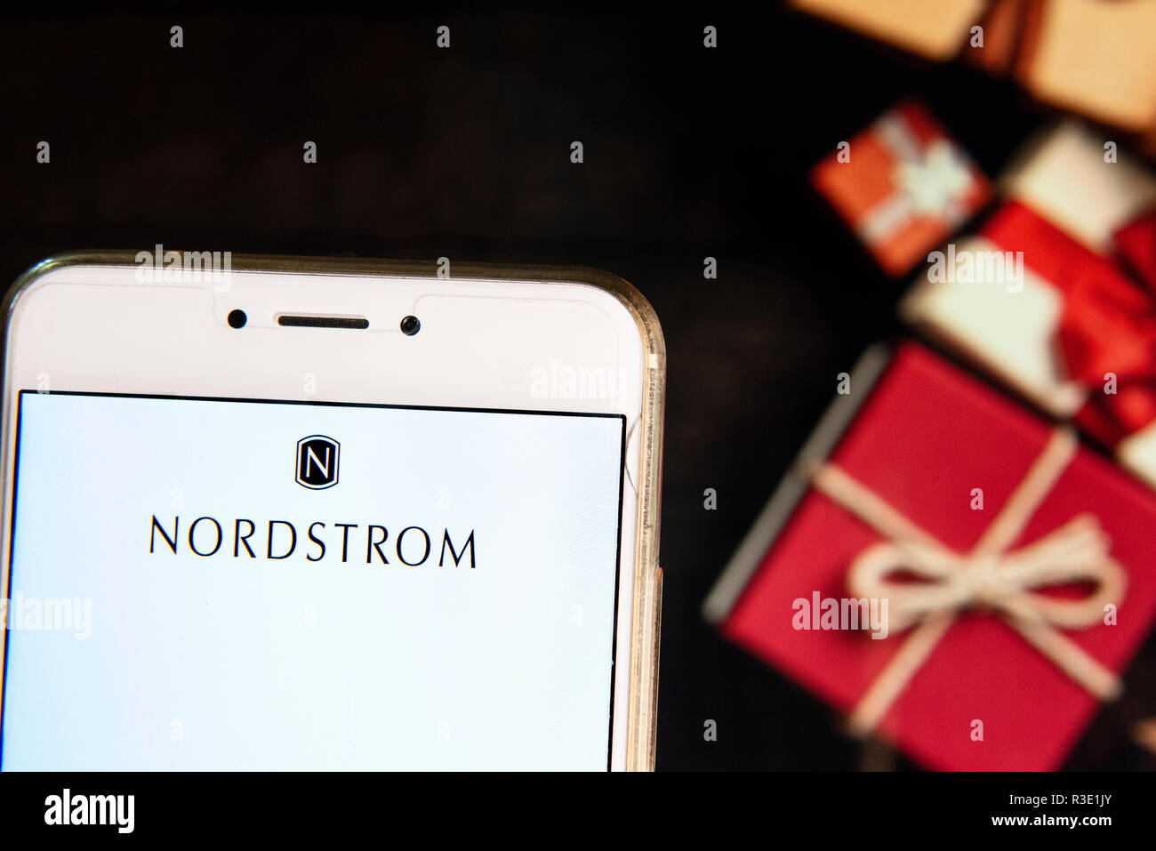 Amerikanische Kette von Luxus Schmuck Kaufhaus unternehmen Nordstrom Logo ist auf ein Android mobiles Gerät mit Weihnachten gesehen Gaben im Hintergrund gewickelt. Stockfoto