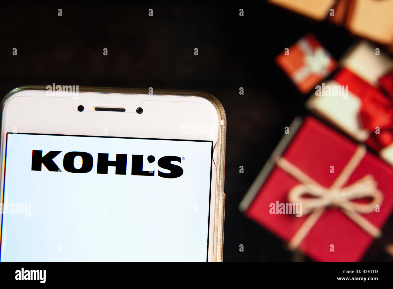 Amerikanischen Kaufhaus Handelskette Firma Kohls Logo ist auf ein Android mobiles Gerät mit Weihnachten gesehen Gaben im Hintergrund gewickelt. Stockfoto