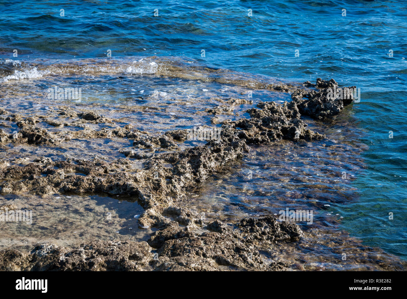 Fragment der Stein Küste und Gewässer des Mittelmeers. Zypern Stockfoto