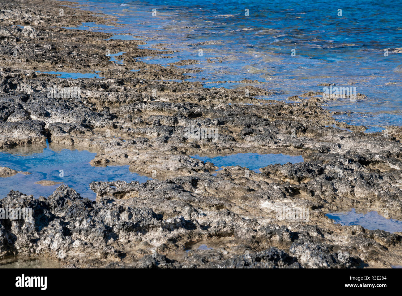 Fragment der Stein Küste und Gewässer des Mittelmeers. Zypern Stockfoto