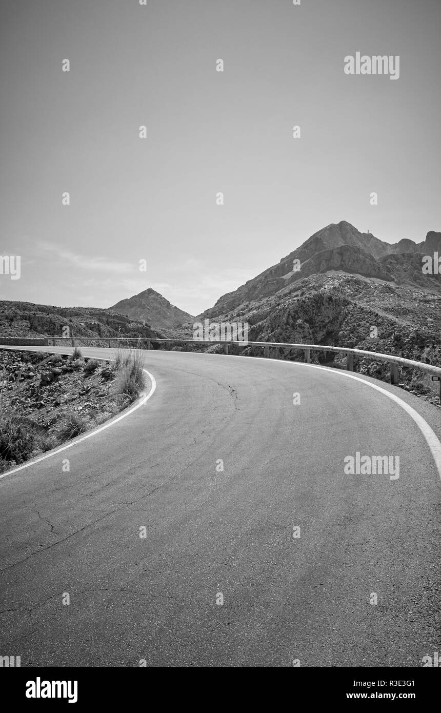Schwarz/Weiß-Bild einer Mountain Road, Mallorca, Balearen, Spanien. Stockfoto