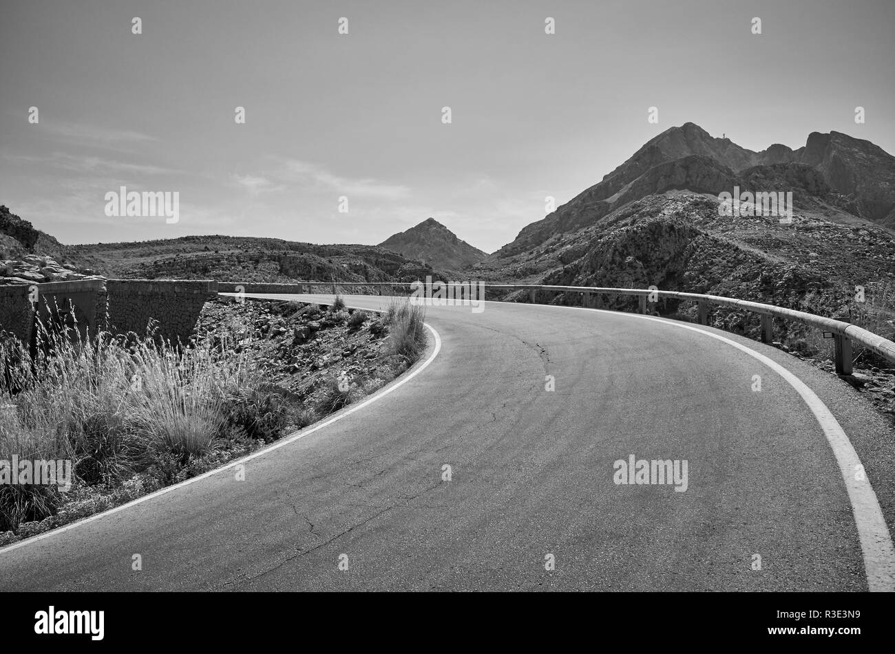 Schwarz/Weiß-Bild einer Mountain Road, Mallorca, Balearen, Spanien. Stockfoto