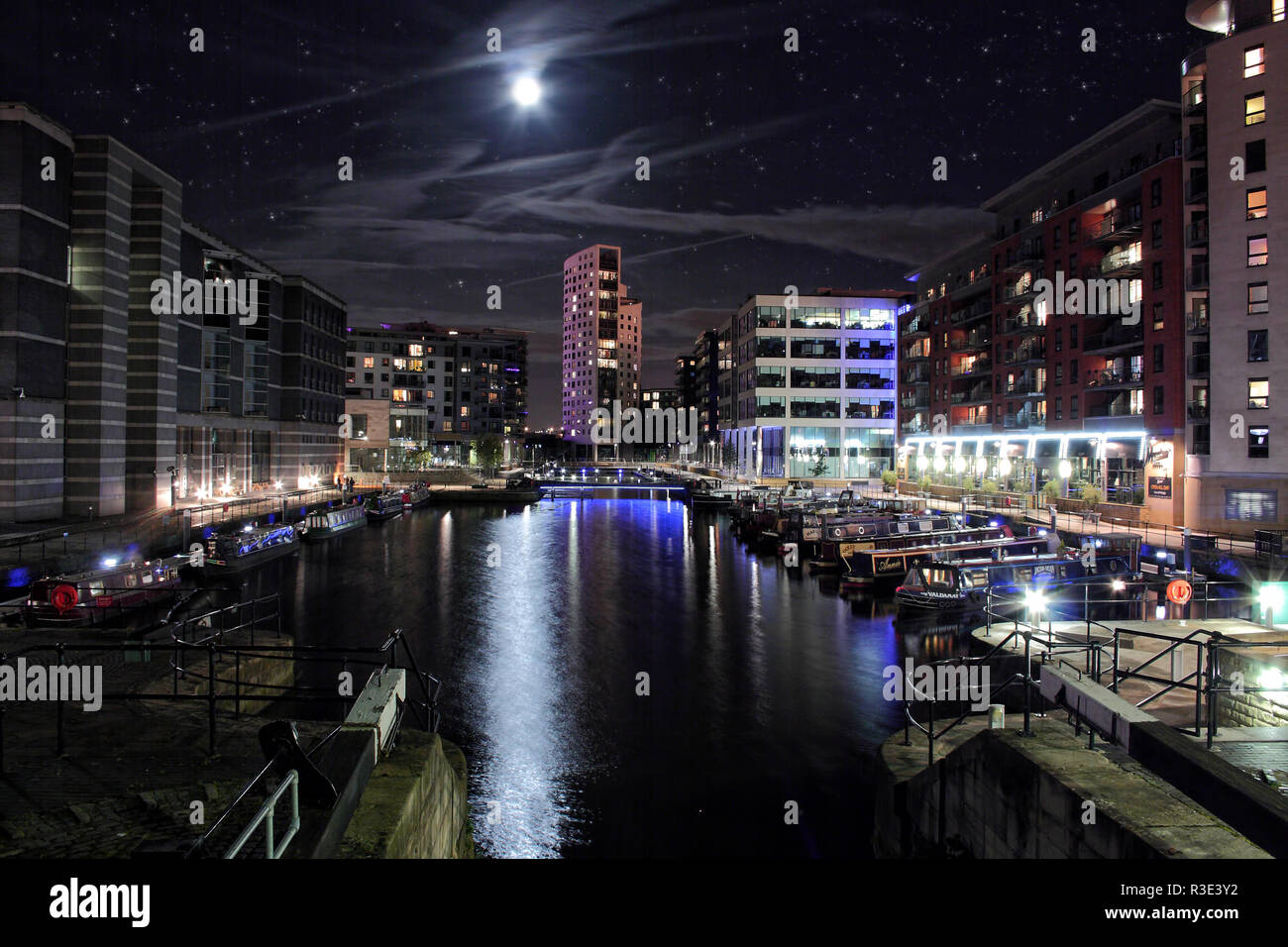 Clarence Dock in Leeds, West Yorkshire in der Nacht. Stockfoto