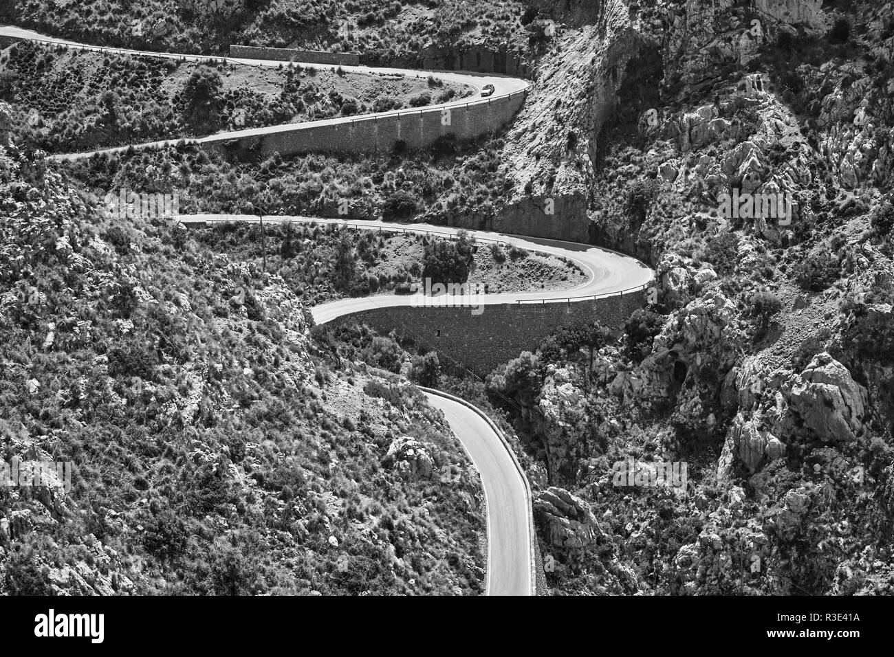 Schwarz/Weiß-Bild einer Gebirgsstrasse, Mallorca, Balearen, Spanien. Stockfoto