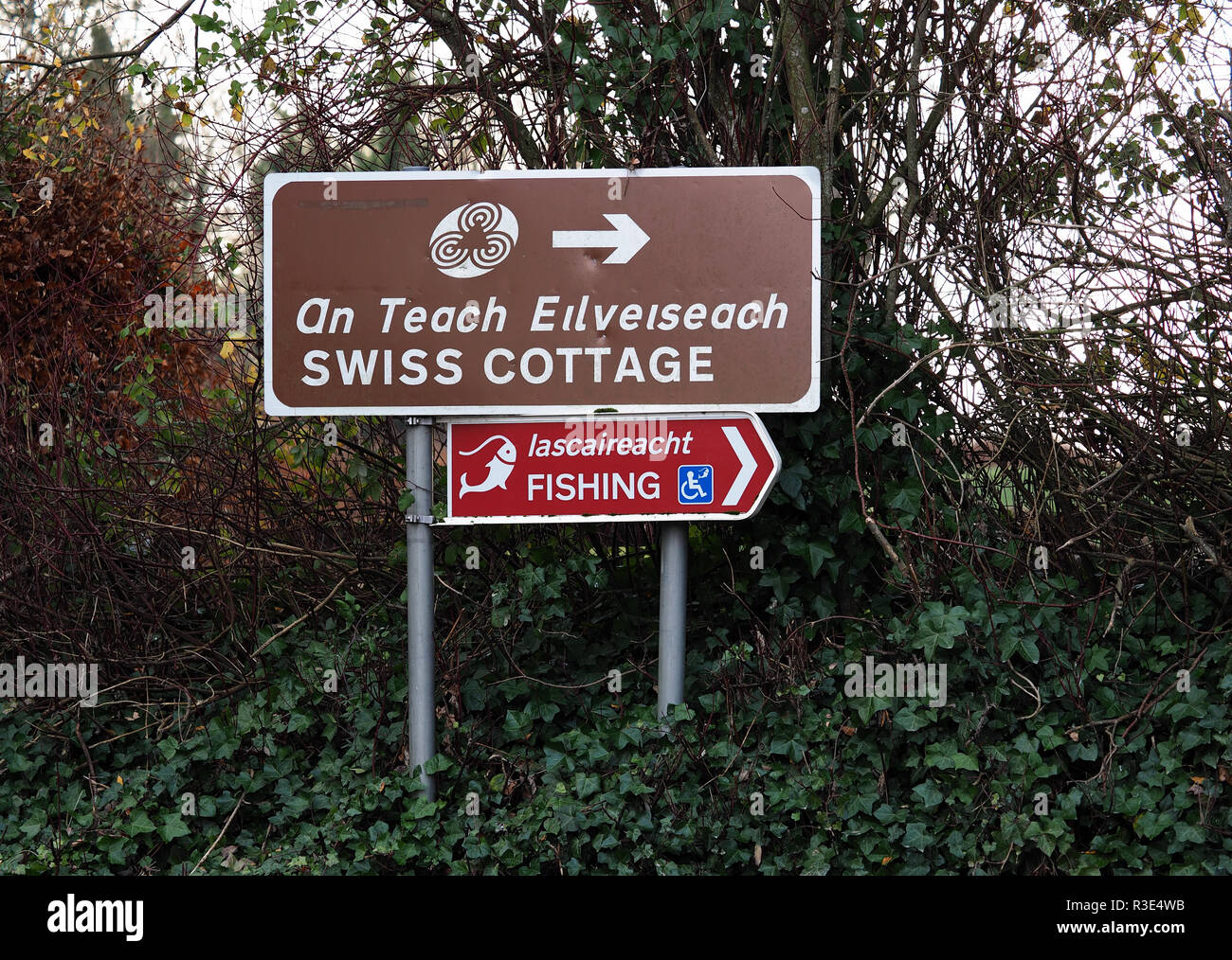 Wegweiser zeigen den Weg zum Swiss Cottage, Cahir, Tipperary, Irland Stockfoto