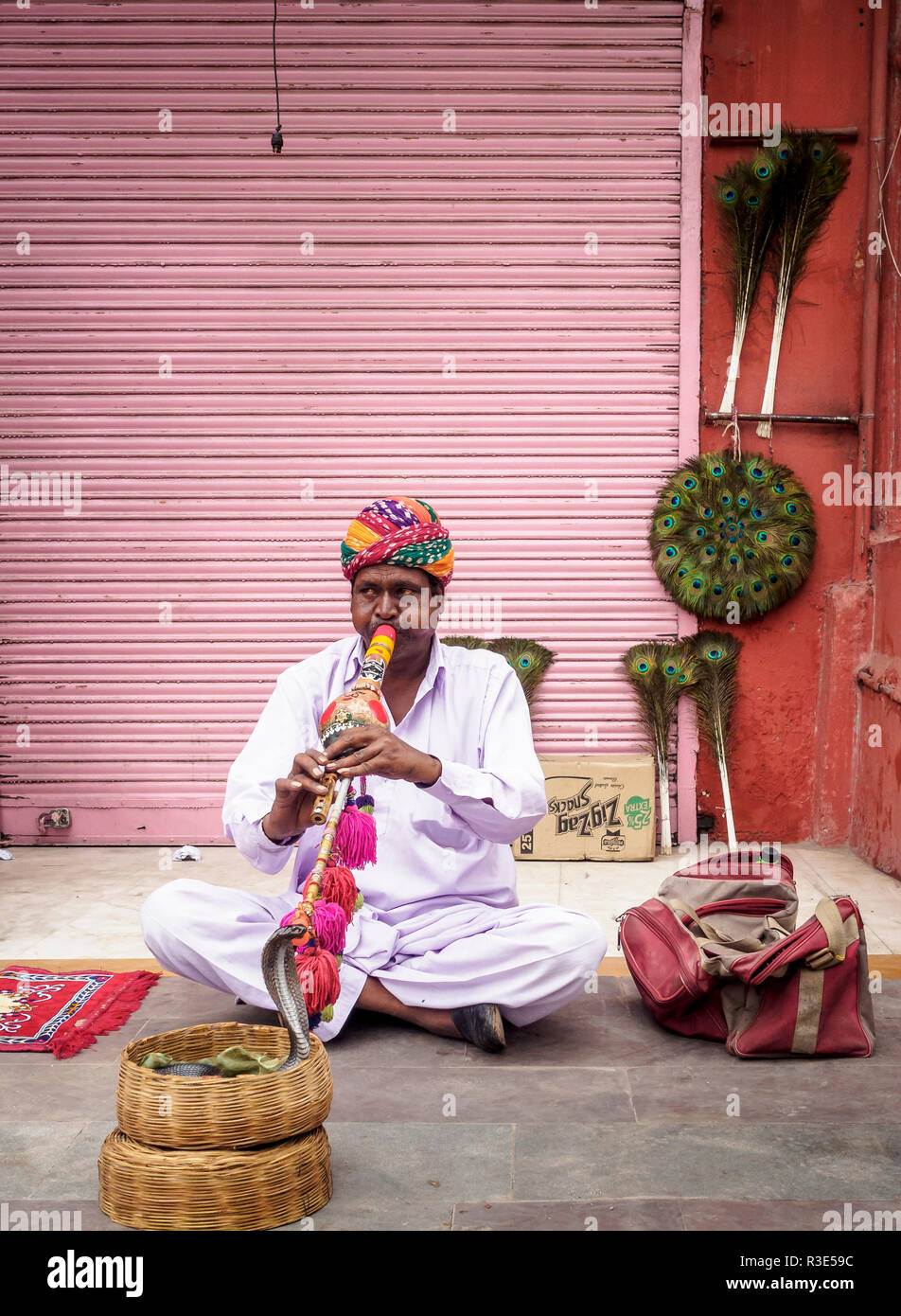 Ein schlangenbeschwörer auf den Straßen von Pink City, Jaipur, Rajasthan, Indien Stockfoto