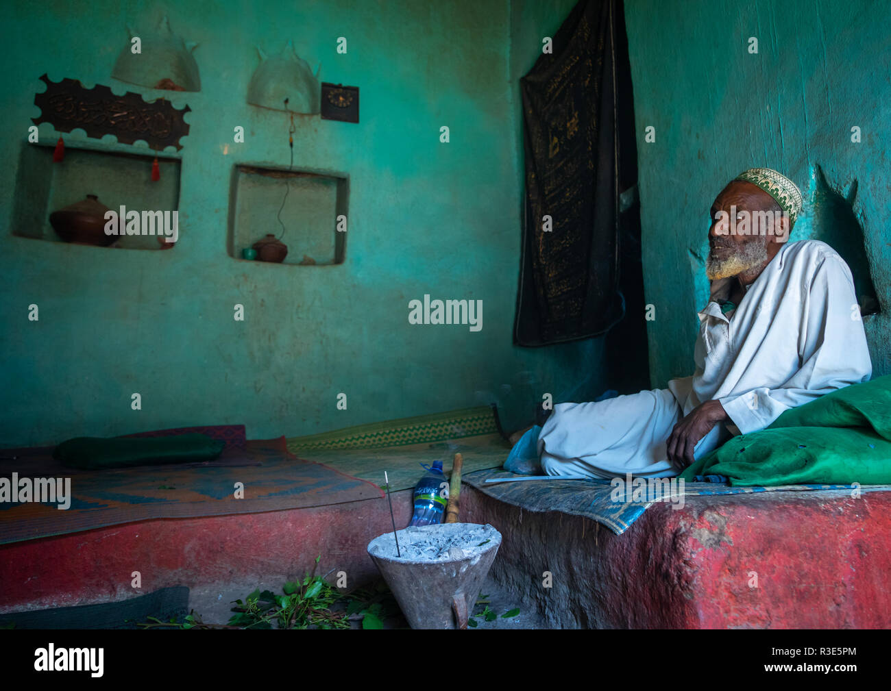 Harari Mann kauen Khat in einem alten Haus, Harari Region, Harar, Äthiopien Stockfoto