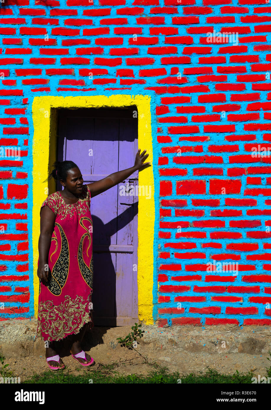 Äthiopische Frau stand vor der bunten Mauer, Sitzbank Maji, Mizan Teferi, Äthiopien Stockfoto