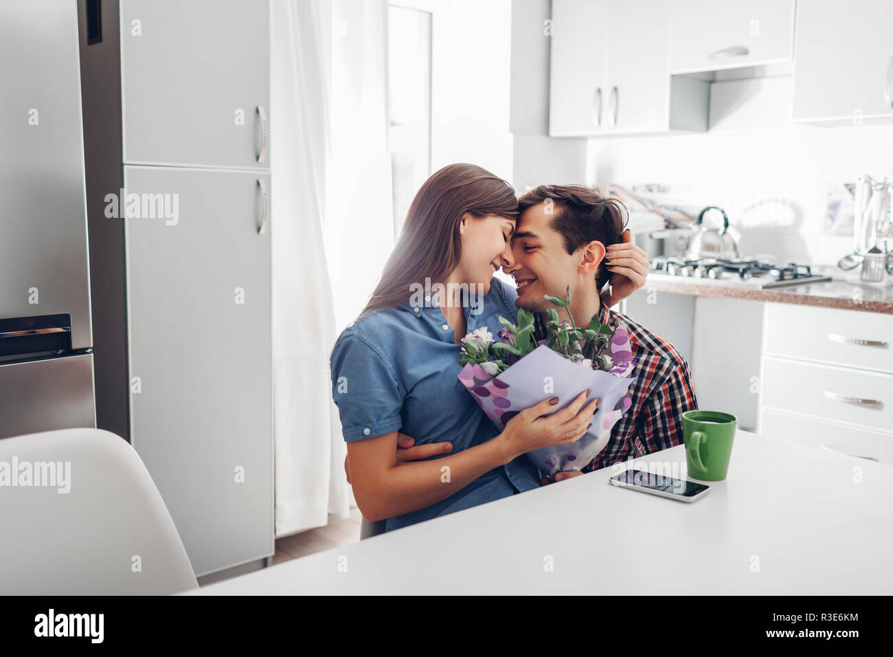 Junger Mann Gifting Blumenstrauss Zu Seiner Freundin In Der Kuche