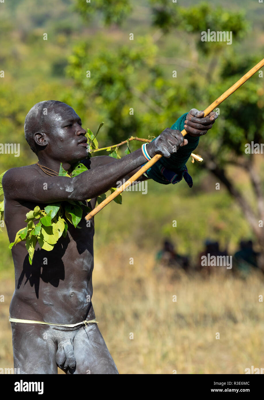 Suri Stamm Krieger während eines donga stick Ritual kämpfen, Omo Valley, Kibish, Äthiopien Stockfoto