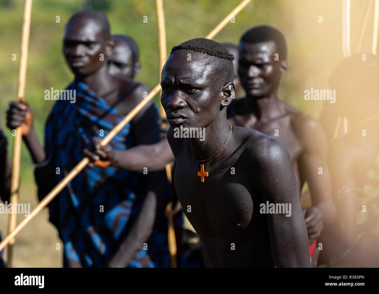 Suri Stamm Krieger paradieren vor einem donga Stockkampf Ritual, Omo Valley, Kibish, Äthiopien Stockfoto