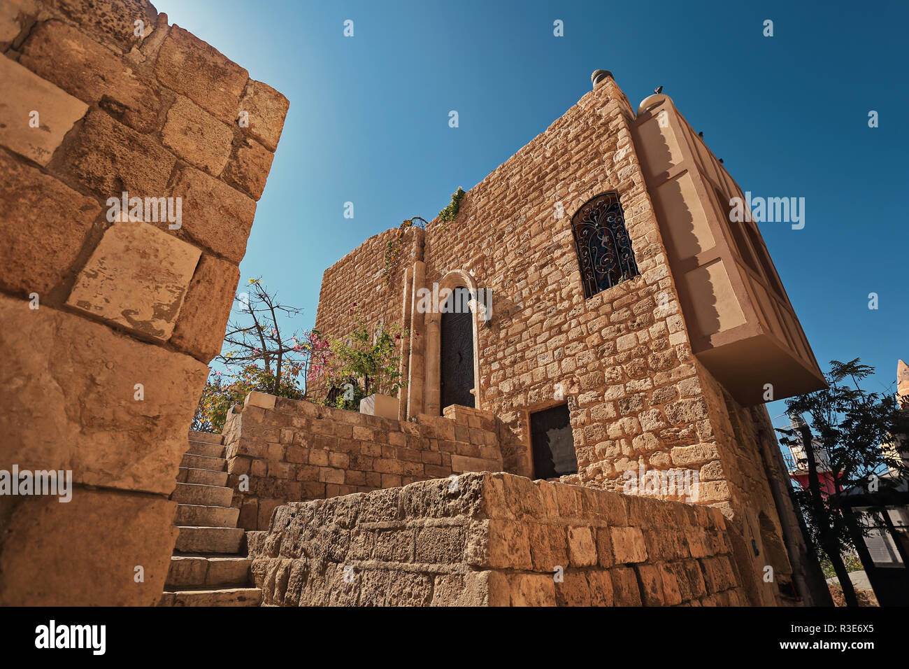 Blick auf die alte Straße von Jaffa in Tel Aviv. Stockfoto