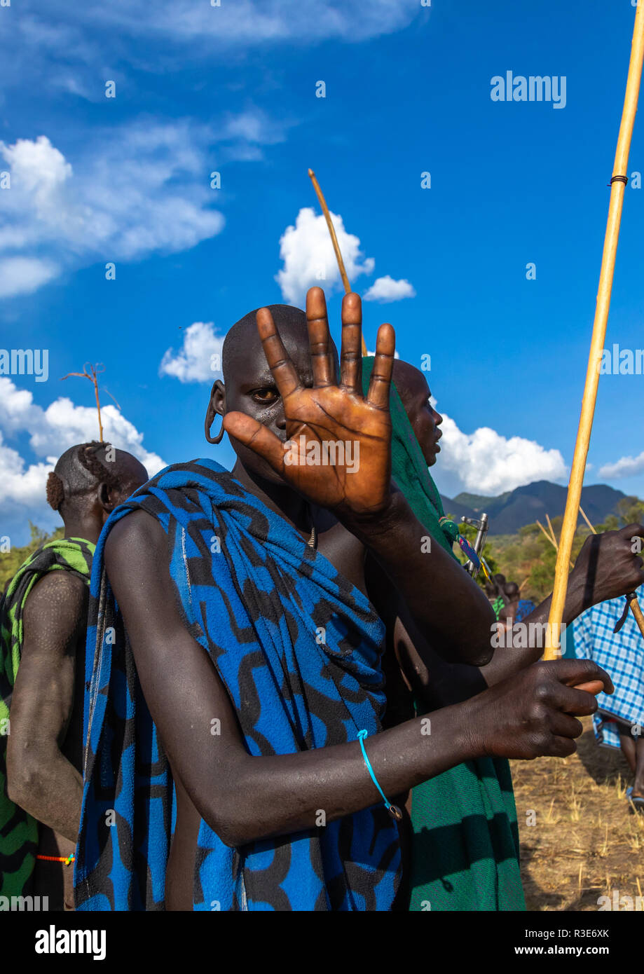 Suri Stamm Krieger ablehnen eine Fotografie während eines donga Stockkampf Ritual, Omo Valley, Kibish, Äthiopien Stockfoto