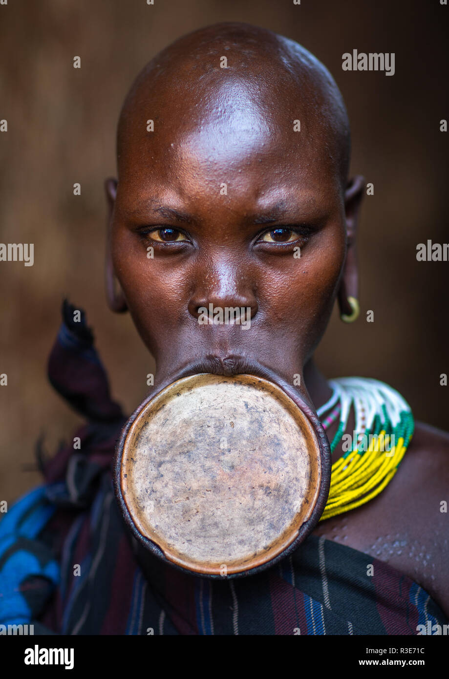 Porträt einer Suri Stamm Frau bekleidet Lippe Platte, Omo Valley, Kibish, Äthiopien Stockfoto