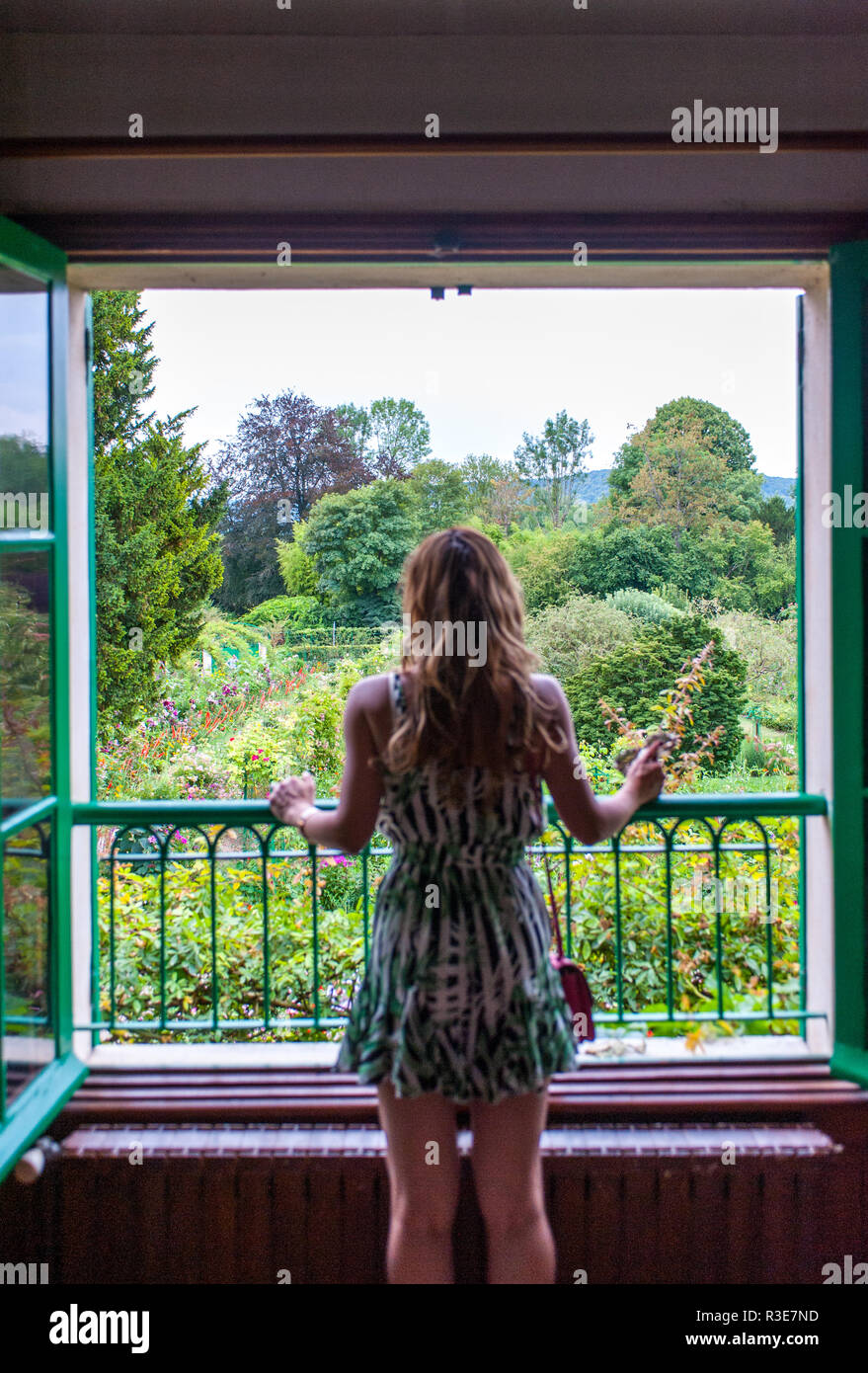 Schöne Mädchen auf der Suche Fenster maison Claude Monet Giverny Stockfoto