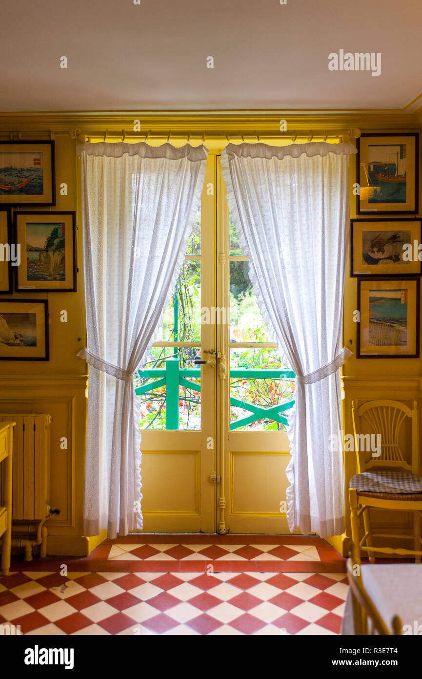 Maison Claude Monet, Giverny. Fenster auf den Garten Stockfoto