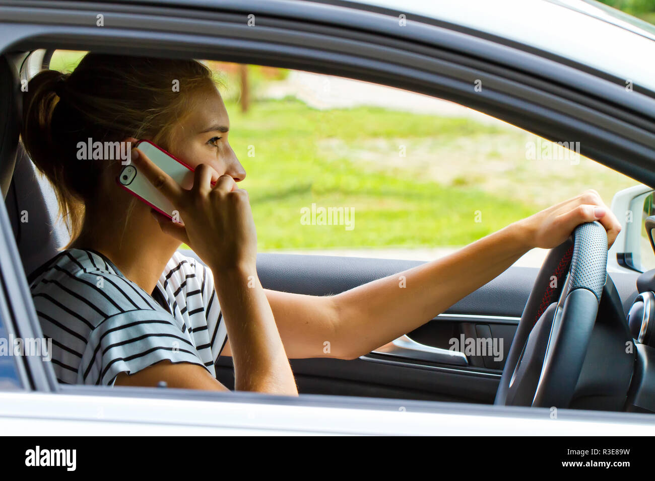 Sie Wollen Während Der Fahrt Telefonieren Was Müssen Sie Beachten Abgelenkte durchbiegung -Fotos und -Bildmaterial in hoher Auflösung – Alamy