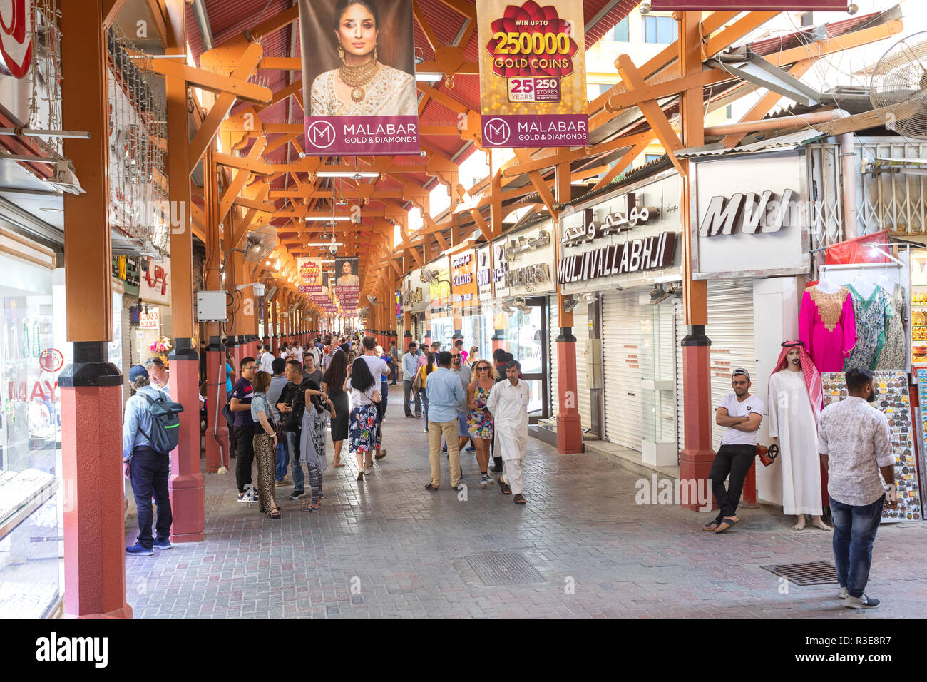 DUBAI, VAE - November 09, 2018: Masse in Dubai Spice Souk im Stadtteil Deira. Die Leute, die Gewürze Geschäfte in der Altstadt von Dubai - Vereinigte Arabische Emirate Stockfoto