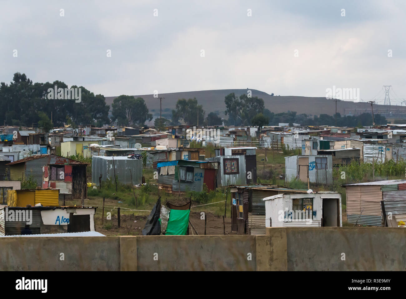 Wellblechhütten oder Wohnungen in einem Township in Johannesburg, Gauteng, Südafrika, Armut in den schwarzen afrikanischen Gemeinschaft Stockfoto