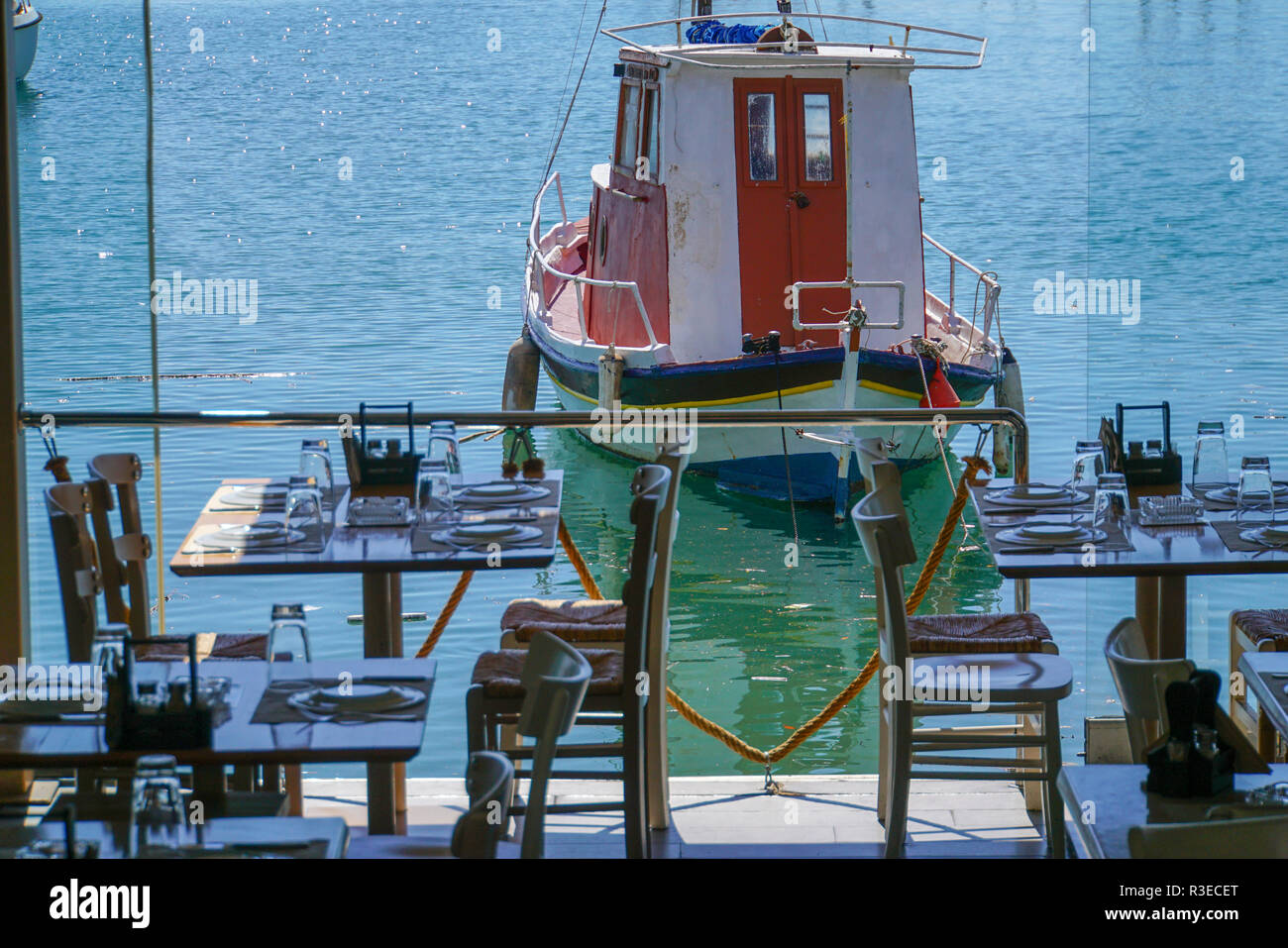 Restaurant mit Blick auf die Boote im Yachthafen Mikrolimano, Piräus, Athen, Griechenland Stockfoto