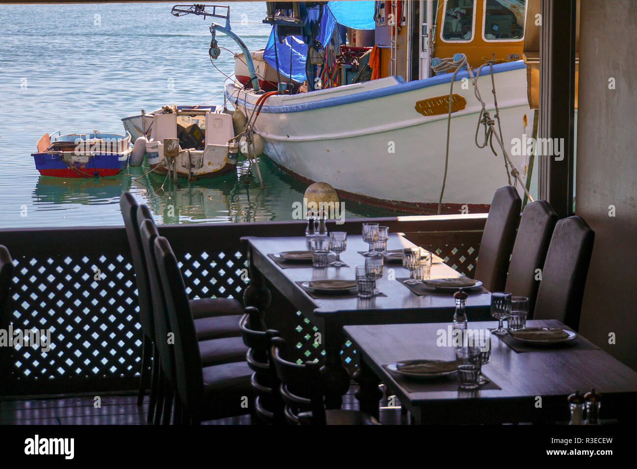 Restaurant mit Blick auf die Boote im Yachthafen Mikrolimano, Piräus, Athen, Griechenland Stockfoto