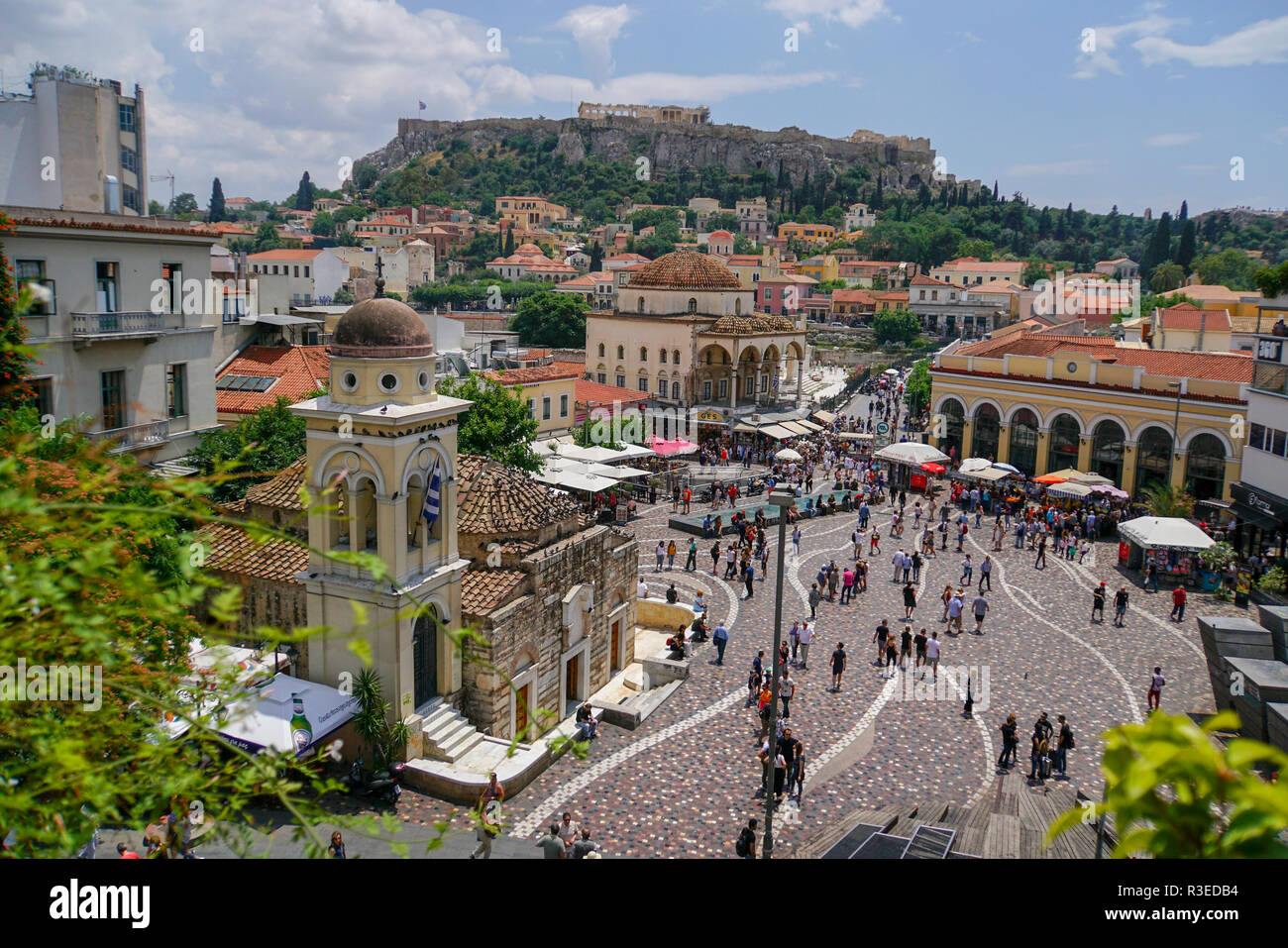Monastiraki Platz, Athen, Griechenland. Das Kloster kann auf der linken und die Akropolis Hügel im Hintergrund gesehen werden. Stockfoto