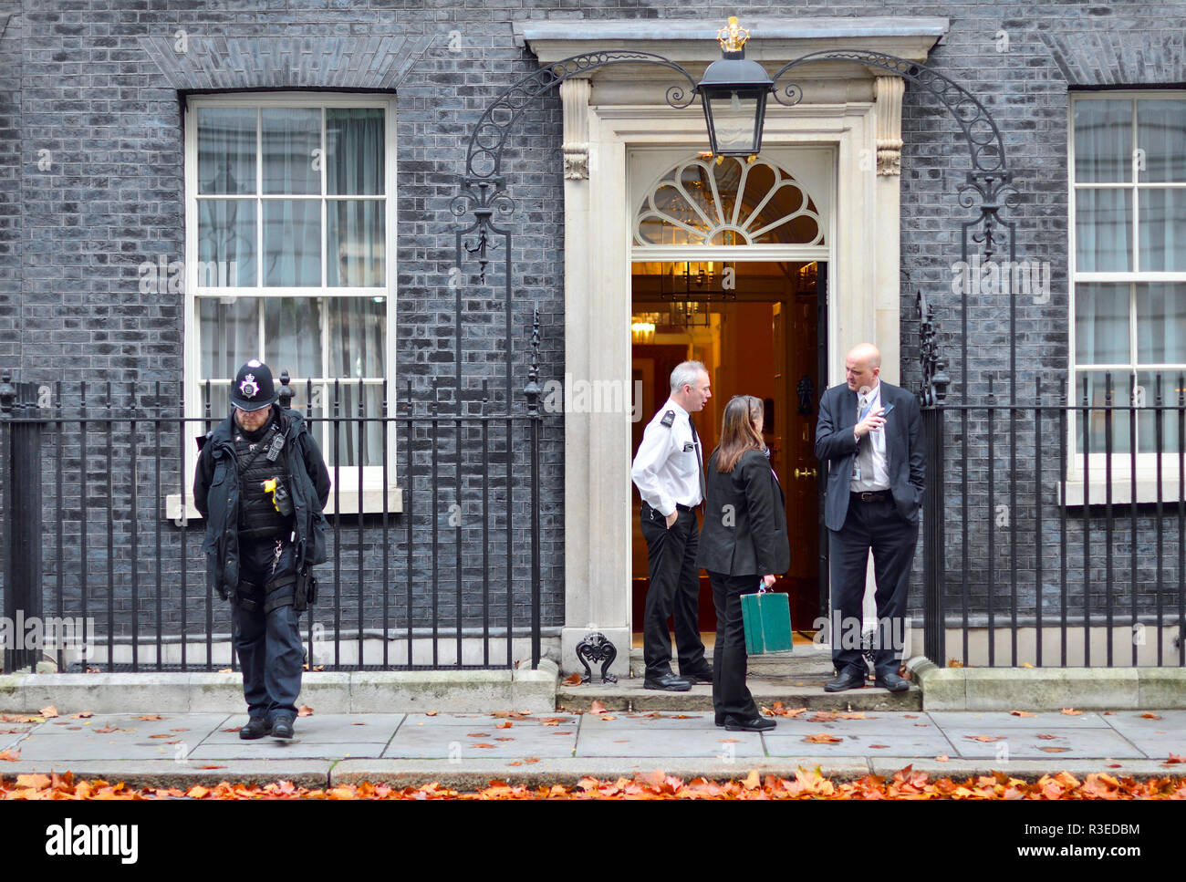 Polizeioffizier externe Nummer 10 Downing Street, London, England, UK. Stockfoto