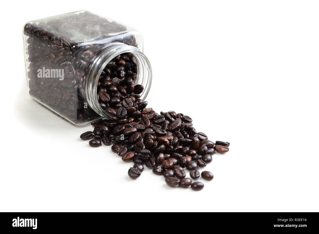 Die gerösteten Kaffeebohnen auf dem weißen Hintergrund Stockfoto