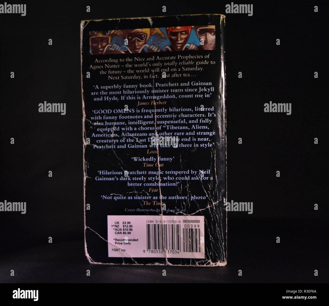 Dog eared abgenutzt Taschenbuch, gutes Omen, auf dunklem Hintergrund. Stockfoto