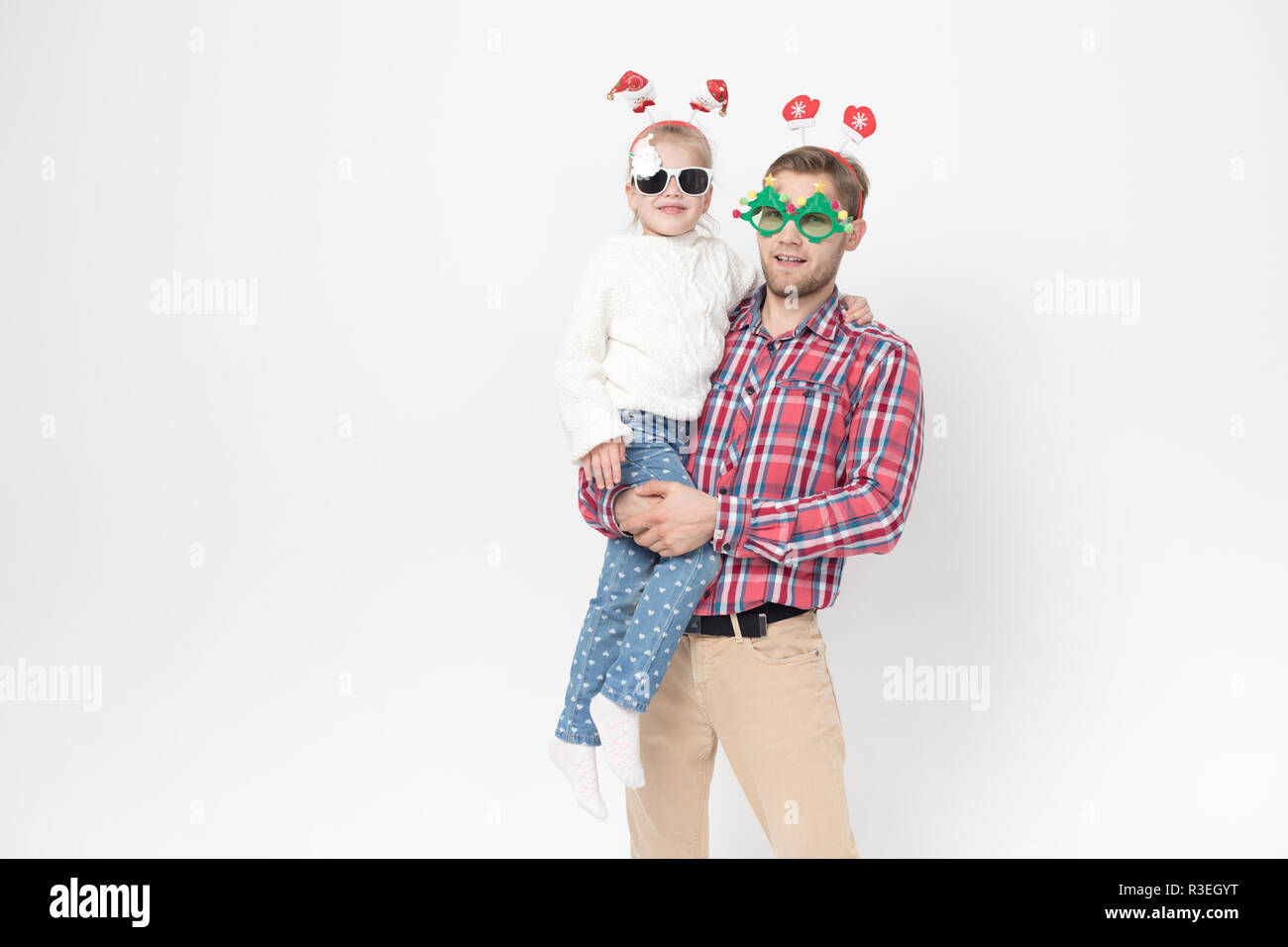 Vater und Tochter in lustige Weihnachten Zubehör auf einem weißen Hintergrund. Stockfoto