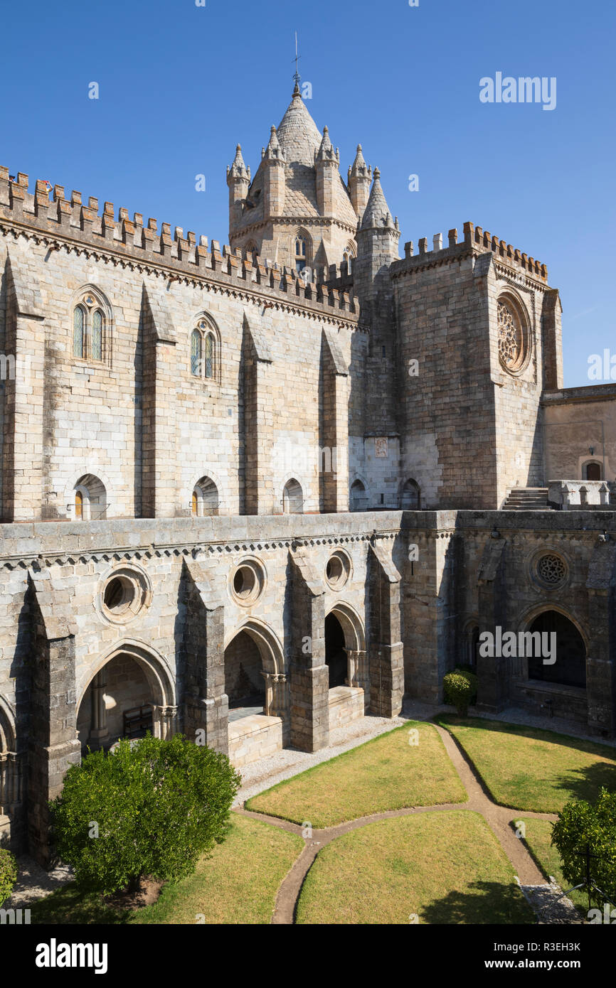 Evora ist Se Kathedrale mit Blick auf die gotischen Kreuzgang und romanischen Turm, Evora, Alentejo, Portugal, Europa Stockfoto