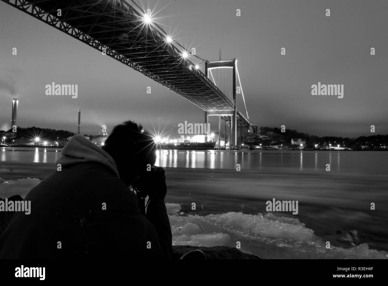 Fotograf fotografiert Älvsborgsbron in Göteborg Schweden von unten Stockfoto