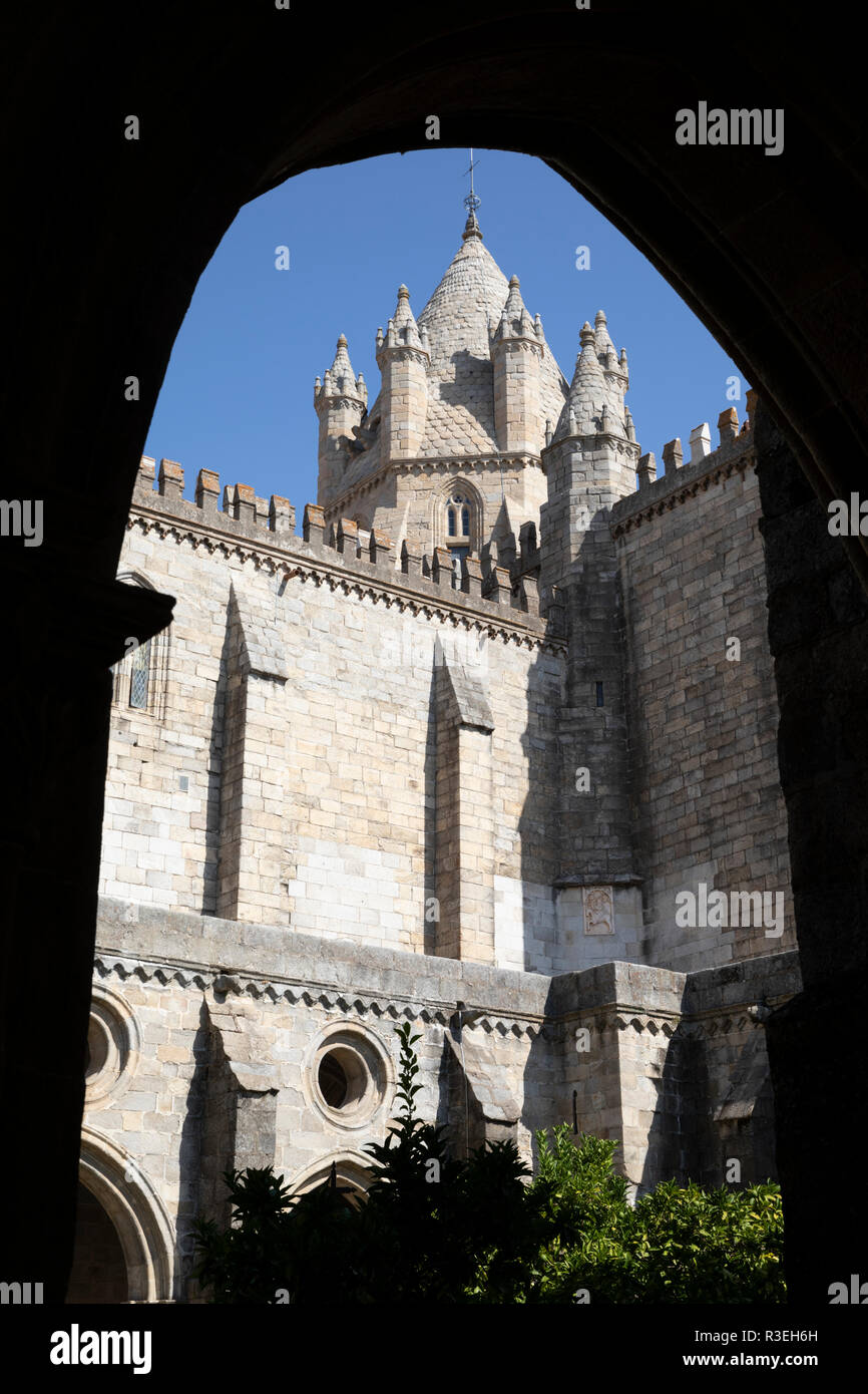 Evora's Kathedrale (Se) durch den Bogen in den Kreuzgängen der romanischen Turm, Évora, Alentejo, Portugal gesehen, Europa Stockfoto