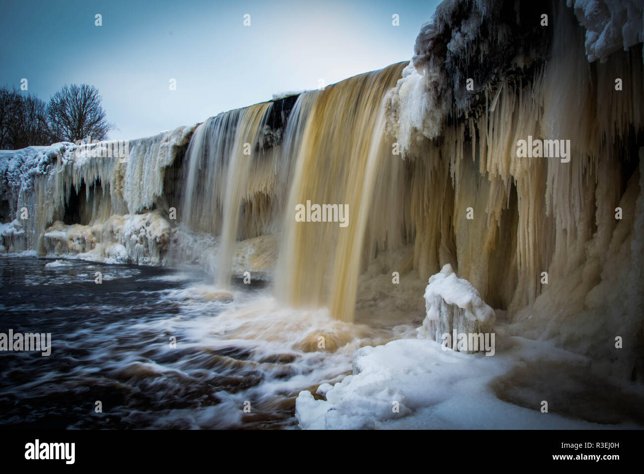 Gefrorenen Wasserfall im kalten Winter im Norden Europas. Stockfoto