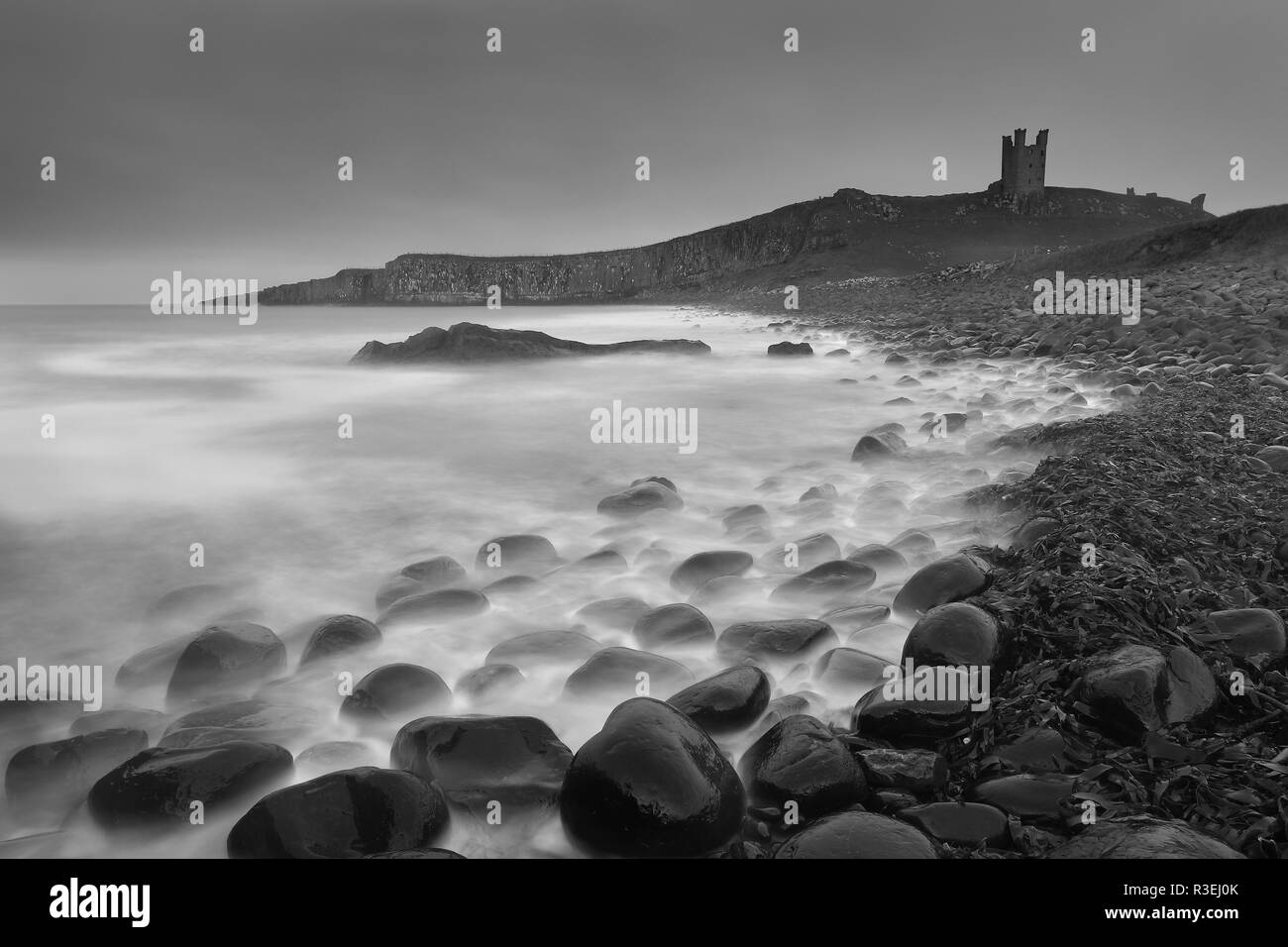 Eine Szene an der Küste in der Nähe von Dunstanburgh Castle in Northumberland, Großbritannien Stockfoto
