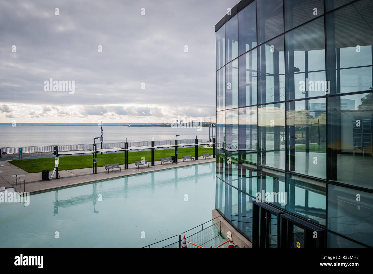 Spencer Gebäude ist ein moderner Veranstaltungsort mit großen Glas mit Blick auf Lake Ontario in Burlington, Kanada Stockfoto
