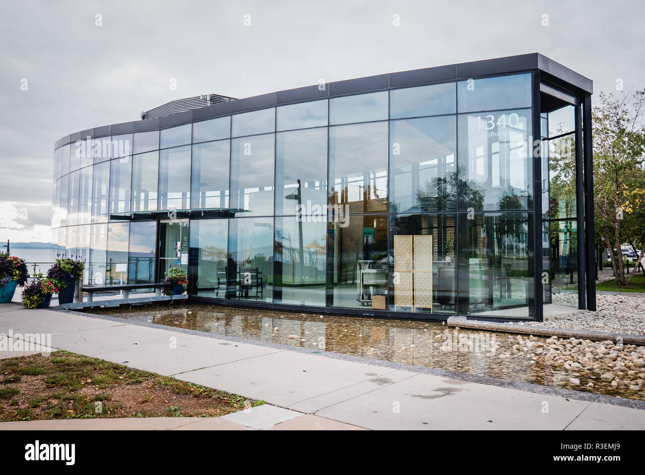 Spencer Gebäude ist ein moderner Veranstaltungsort mit großen Glas mit Blick auf Lake Ontario in Burlington, Kanada Stockfoto