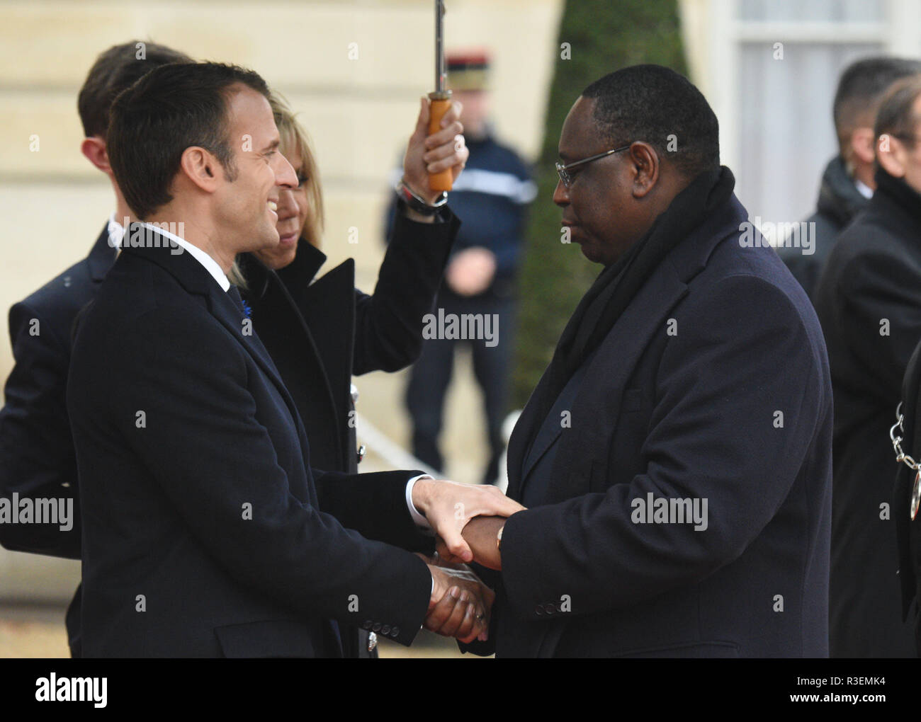 November 11, 2018 - Paris, Frankreich: der französische Präsident Emmanuel Längestrich grüßt der senegalesischen Präsidenten Macky Sall im Elysee-palast der Armistice Day Gedenken zu verbinden. Plus de 60 Chefs d'Etat et de gouvernement et dirigeants de Grandes Institutionen internationales ont fait le deplacement ein Paris assister à la Gedenken du centieme Anniversaire de l'Armistice du 11 Novembre 1918 gießen. *** Frankreich/KEINE VERKÄUFE IN DEN FRANZÖSISCHEN MEDIEN *** Stockfoto