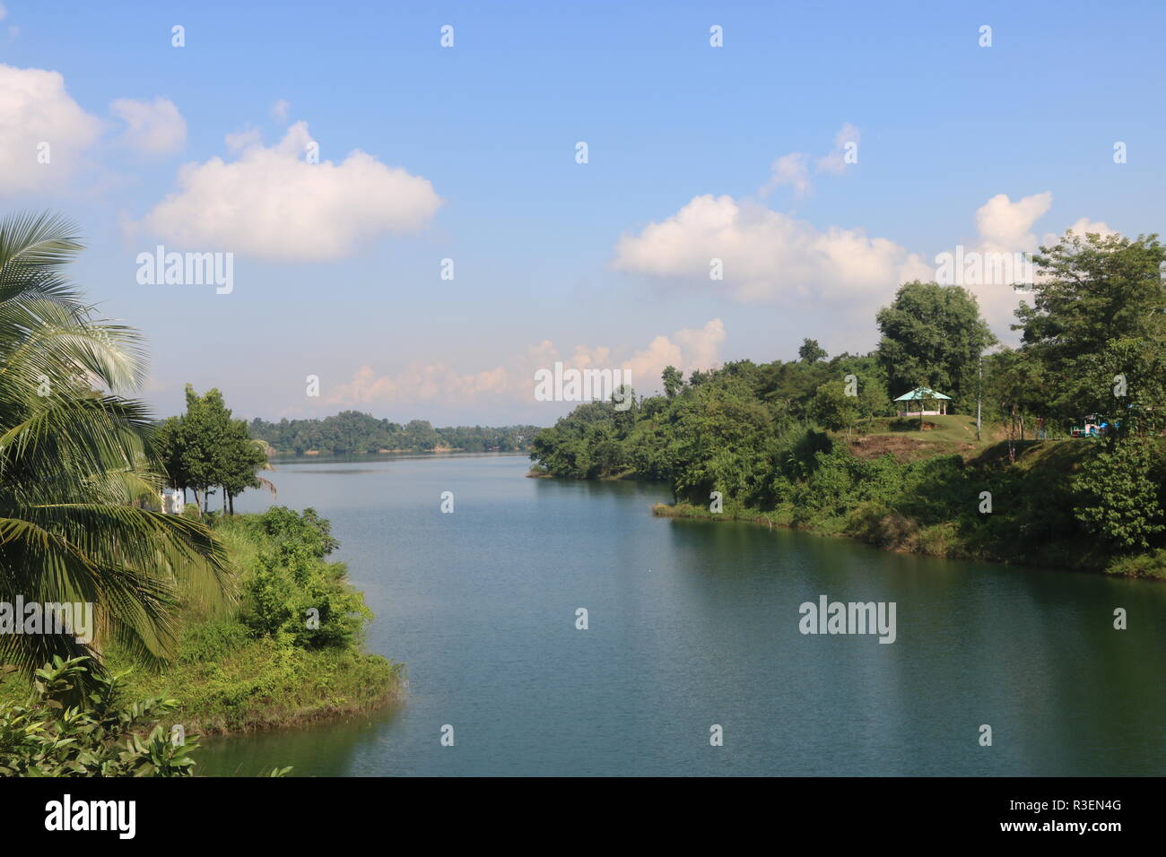 Fluss mit grüner Natur Rangamati, in Bangladesch Stockfoto